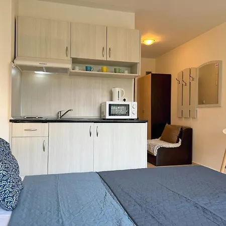 Studio In Club Jasmine For 3 Guests & Free Parking *