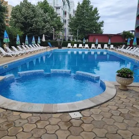 Studio In Club Jasmine For 3 Guests & Free Parking